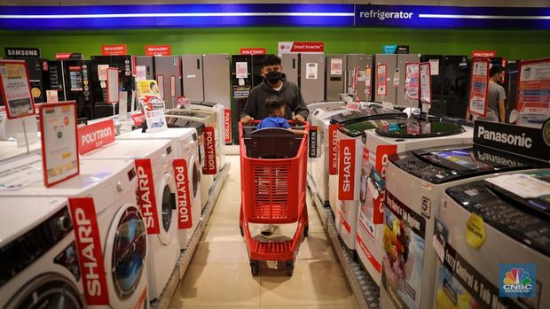 Pengunjung memilih barang elektronik saat berlangsungnya Transmart Full Day Sale di Transmart Cempaka Putih, Jakarta Pusat, Sabtu (24/6/2023). (CNBC Indonesia/Faisal Rahman)
