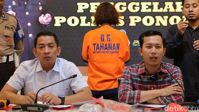 Wahyuni diringkus Satreskrim Polres Ponorogo. Wanita asal Kartoharjo, Madiun ini ketahuan mengambil 6 sepeda motor korban.