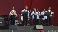 Bimbo turut meramaikan puncak perayaan Bulan Bung Karno (BBK) dengan membawakan lagu judulnya Bung Karno. 