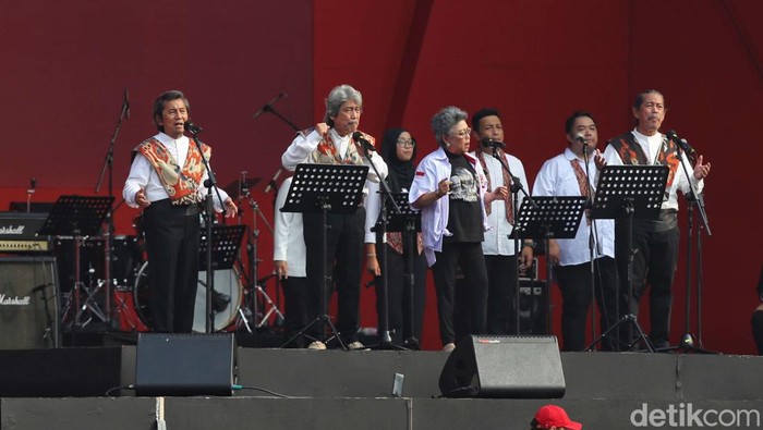 Grup band musik Bimbo tampil dalam acara Bulan Bung Karno di Stadion Gelora Bung Karno, Jakarta, Sabtu (24/6/2023).
