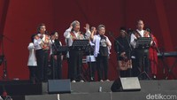 Saat membuat lagu itu Bimbo mengatakan besarnya peran Soekarno untuk Indonesia.
