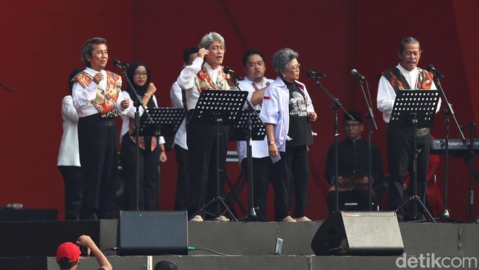 Performa Spesial Bimbo di Bulan Bung Karno Grup band musik Bimbo tampil dalam acara Bulan Bung Karno di Stadion Gelora Bung Karno, Jakarta, Sabtu (24/6/2023).