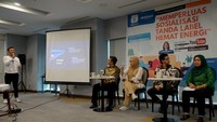 Ditjen EBTKE Kemen ESDM gencar melakukan sosialisasi label hemat energi. Dalam berbagai cara dan pelibatan sejumlah pihak seperti asosiasi, praktisi, produsen sampai sosialisasi langsung ke ibu-ibu PKK (Pemberdayaan Kesejahteraan Keluarga). Ini agar masyarakat cermat memilih produk. Sosialisasi juga dilakukan lewat media massa, televisi, dan sosial media (sosmed). Saat ini Ditjen EBTKE Kemen ESDM sudah mulai melakukan kerja sama juga dengan marketplace dalam memperluas sosialisasi label hemat energi.