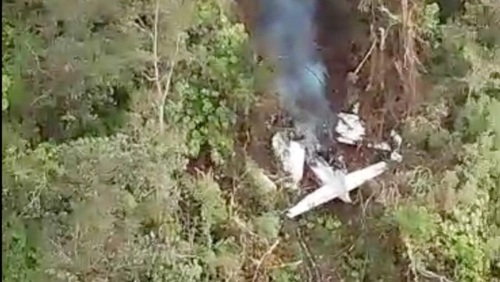 Pesawat SAM Air jatuh di hutan Papua. Sebelum jatuh, pesawat tersebut sempat hilang kontak usai beberapa menit terbang. Pesawat itu membawa enam orang.