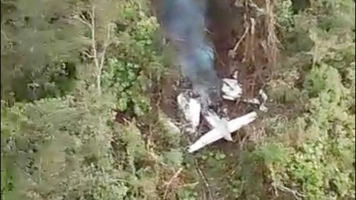 Pesawat SAM Air jatuh di hutan Papua. Sebelum jatuh, pesawat tersebut sempat hilang kontak usai beberapa menit terbang. Pesawat itu membawa enam orang.