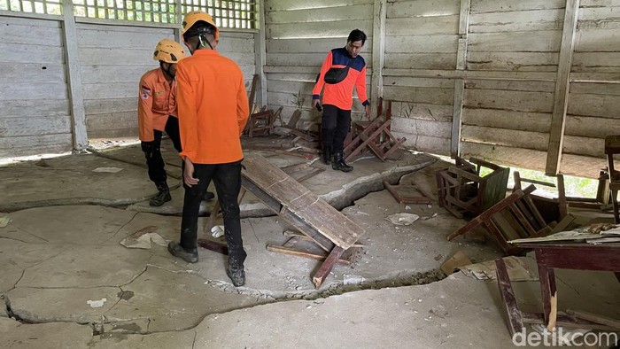 SD di Pinrang terdampak tanah retak hingga tak bisa ditempati lagi.