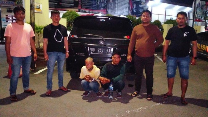 Polisi menangkap dua pria penikam pedagang anjing di Toraja Utara, Sulsel.