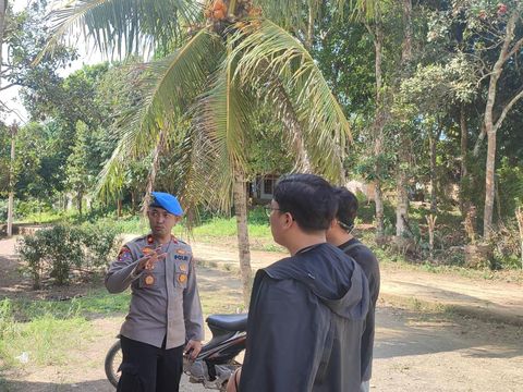 Polisi Mengabdi di Desa Muara Andeh, Kecamatan Muara Samu, Kabupaten Paser, Kalimantan Timur (Kaltim).