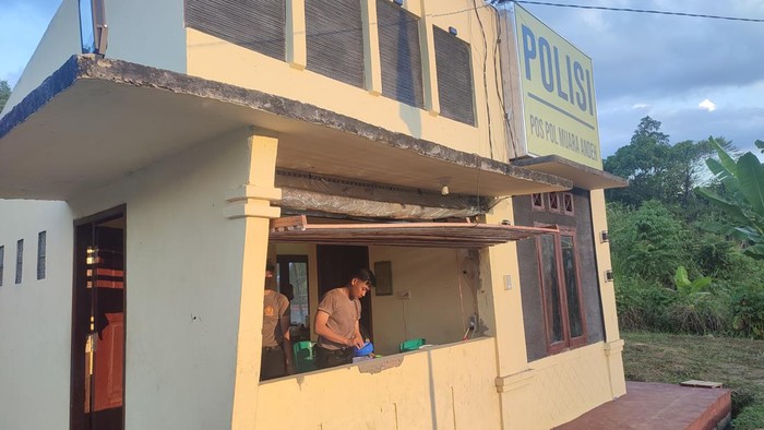 Polisi Mengabdi di Desa Muara Andeh, Kecamatan Muara Samu, Kabupaten Paser, Kalimantan Timur (Kaltim).