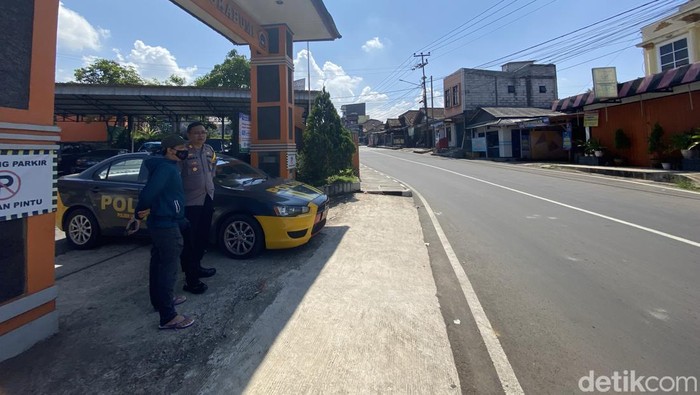Polisi saat berjaga di TKP pembacokan di Sukabumi