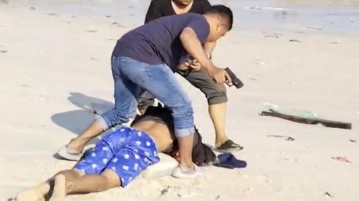 Polisi saat menangkap pemuda yang jadi buronan Polsek Martapura