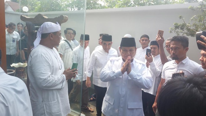 Prabowo melayat di rumah duka Desmond (Rumondang-detikcom)