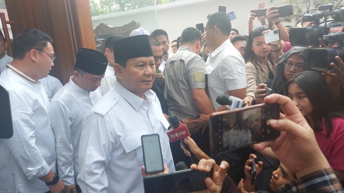 Prabowo melayat di rumah duka Desmond (Rumondang-detikcom)