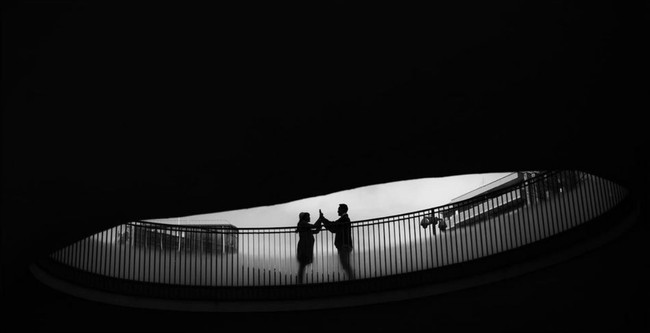 Pemotretan dilakukan di beberapa tempat. Mulai dari latar belakang jembatan, jalanan hingga stasiun kereta. Foto: Instagram/@shanju