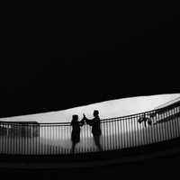Pemotretan dilakukan di beberapa tempat. Mulai dari latar belakang jembatan, jalanan hingga stasiun kereta. Foto: Instagram/@shanju
