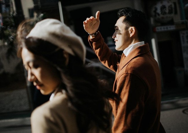 Meskipun pemotretan di tengah cuaca dingin, tetap terpancar aura kehangatan dan Jonatan dan Shanju. Foto: Instagram/@shanju