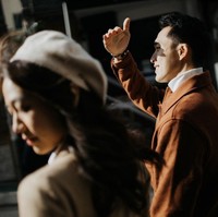 Meskipun pemotretan di tengah cuaca dingin, tetap terpancar aura kehangatan dan Jonatan dan Shanju. Foto: Instagram/@shanju