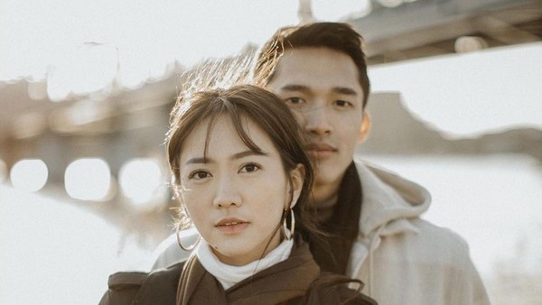 7 Foto Prewedding Jonatan Christie dan Shanju, Romantis Nuansa Musim Dingin