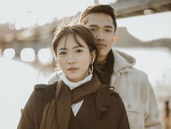 7 Foto Prewedding Jonatan Christie dan Shanju, Romantis Nuansa Musim Dingin