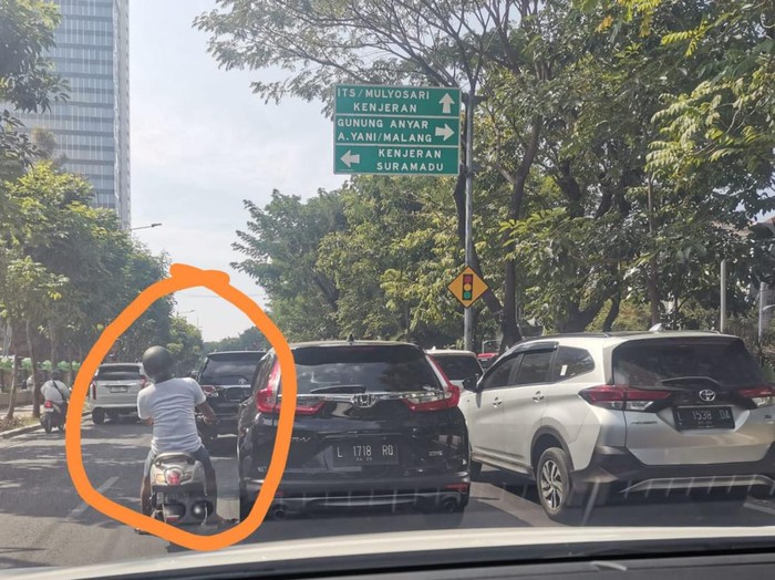Pria mengenakan sandal berpaku diduga membuat ban bocor masih berkeliaran di Suraaya