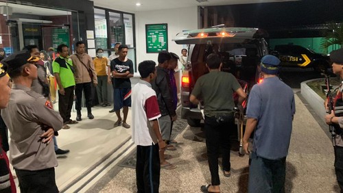 Proses evakuasi jenazah Irfan Salam, Jumat malam (23/6/2023). (Foto: Satreskrim Polres Lombok Utara)