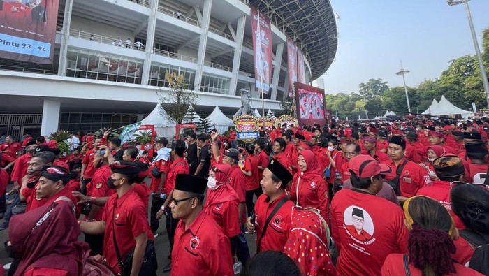 Puncak peringatan Bulan Bung Karno (BBK) digelar di Stadion Utama Gelora Bung Karno (SUGBK), Senayan, Jakarta, hari ini. Lautan massa kader hingga simpatisan PDI Perjuangan (PDIP) memerahkan kawasan GBK.
