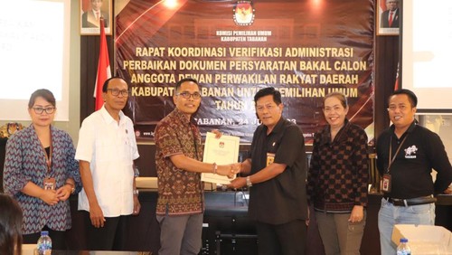 Rapat koordinasi KPU Tabanan dengan parpol peserta Pemilu 2024 mengenai hasil verifikasi administrasi bacaleg, Sabtu (24/6/2023). (istimewa)
