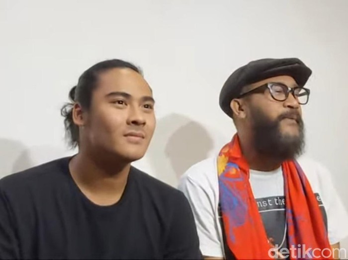 renaga tahier muncul di depan media.