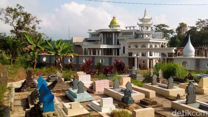 Rumah mewah dekat kuburan di Kuningan.