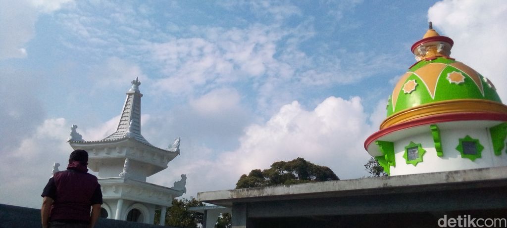 Rumah mewah dekat kuburan di Kuningan.