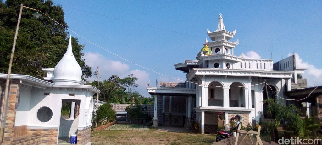Rumah mewah dekat kuburan di Kuningan.