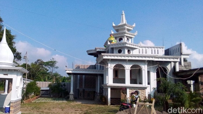 Rumah mewah dekat kuburan di Kuningan.