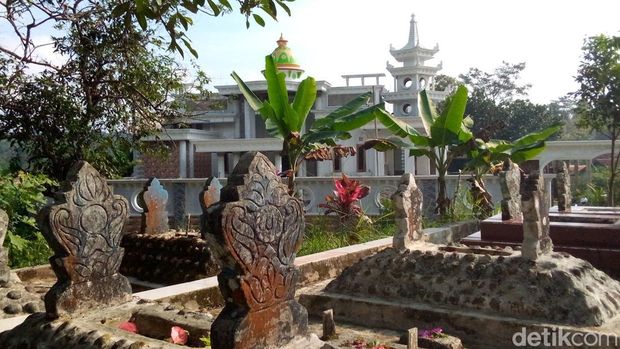 Rumah mewah dekat kuburan di Kuningan.
