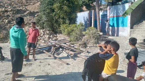 Rumah Robert Wadu, warga Jalan Timor Raya Kilometer 73, Takari, Kupang, NTT, tertimbun material longsor yang bergeser, Jumat (23/6/2023).