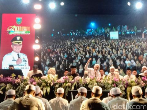 Salawat bersama Azzahir Habib Ali Zaenal Abidin Assegaf menjadi penutup acara Kebumen International Expo 2023, Sabtu (24/6/2023) malam.