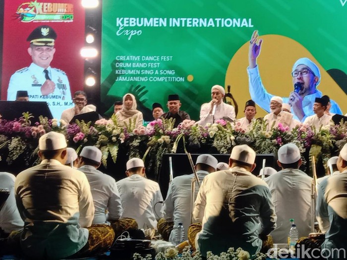 Salawat bersama Azzahir Habib Ali Zaenal Abidin Assegaf menjadi penutup acara Kebumen International Expo 2023, Sabtu (24/6/2023) malam.