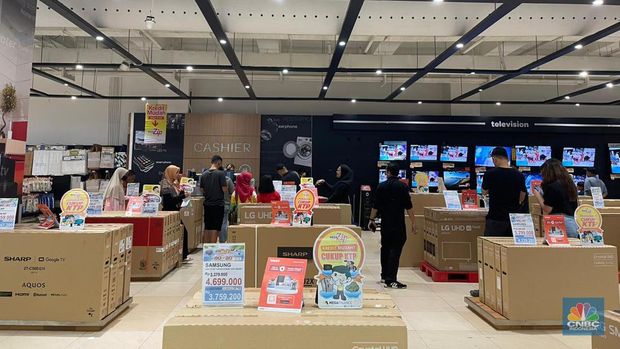 Sejumlah warga berbelanja di Transmart Graha Bintaro, Tangerang Selatan, Banten, Sabtu, (24/6/2023). (CNBC Indonesia/ Teti Purwanti)