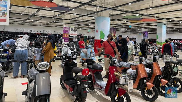 Sejumlah warga berbelanja di Transmart Graha Bintaro, Tangerang Selatan, Banten, Sabtu, (24/6/2023). (CNBC Indonesia/ Teti Purwanti)