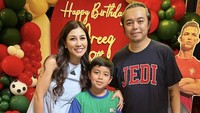 Begini kekompakan Nisya Ahmad dan sang suami dalam merayakan ulang tahun anak terakhir mereka, Areeq. Tema bola sengaja dipilih sesuai favorit sang anak. Foto: Instagram nissyaa