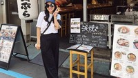 Liburan ke Jepang, Nisya tak melewatkan mampir ke Pasar Ikan Tsukiji. Makan makanan enak enak amat, tulisnya di keterangan foto. Foto: Instagram nissyaa