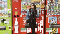 Jepang terkenal sebagai rumah untuk vending machine beragam makanan dan minuman. Nisya pun menjadikannya latar foto yang estetik. Foto: Instagram nissyaa