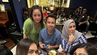 Nah, kalau ini momen Nisya dan saudara-saudaranya kumpul di restoran milik Mama Amy. Mereka tampak tersenyum bahagia. Foto: Instagram nissyaa