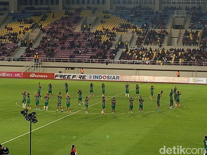 Skuad Persebaya Surabaya melakukan pemanasan jelang melawan Persis Solo di Stadion Manahan Solo, Sabtu (24/6/2023)