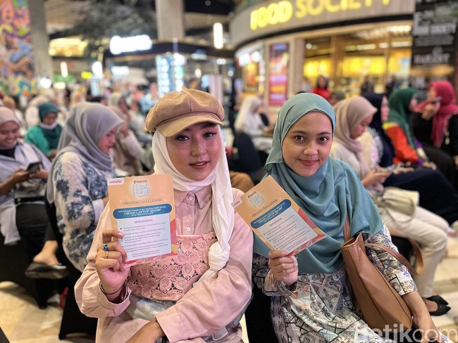 Beberapa peserta yang hadir mengungkapkan motivasi mengikuti acara Emeron Hijab Hunt 2023. Salah satu peserta audisi Emeron Hijab Hunt 2023 di Surabaya yang bernama Dyah Yulia Vita (23 tahun) aktif membuat konten tentang beauty di media sosial. Dia mengungkapkan tahu acara Emeron Hijab Hunt 2023 dari Instagram dan temannya yang memberikan dorongan untuknya. Selanjutnya ada kisah dari Nunung Hafisyah Adnan (24 tahun), yang aktif membuat konten beauty and fashion di Instagram. Dia mengaku sengaja menunggu audisi Emeron Hijab Hunt yang sudah dua tahun vakum. Foto: Dok. Gresnia/Wolipop.