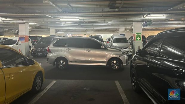 Suasana parkiran di Transmart Cempaka Putih, Jakarta, Sabtu (24/6/2023). (CNBC Indonesia/Zefanya Aprilia)