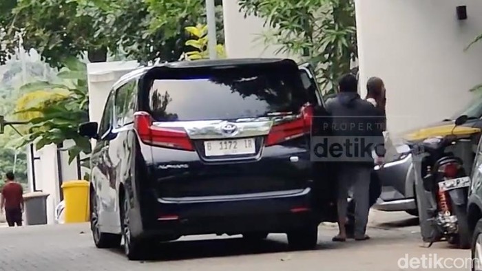 Syahnaz yang terlihat turun dari mobil.