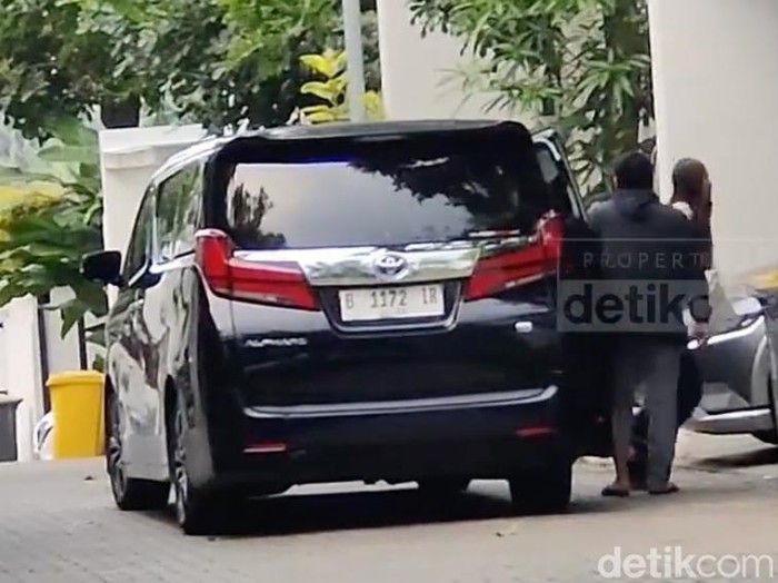 Syahnaz yang terlihat turun dari mobil.