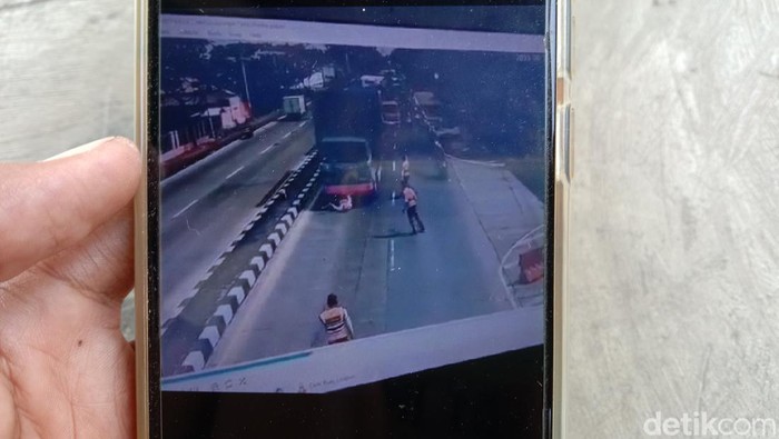 Tangkapan layar video viral petugas terlindas truk