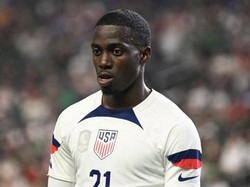 Gelandang Marseille Timothy Weah memilih membela Amerika Serikat yang merupakan negara tempatnya lahir ketimbang mengikuti jejak sang ayah yang merupakan peraih Ballon dOr 1995, George Weah, yang 75 kali memperkuat Timnas Liberia. Foto: Getty Images via AFP/CANDICE WARD/USSF
