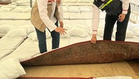 Panitia haji juga menunjukkan bagian bawah tenda sudah dikeramik agar tidak panas.